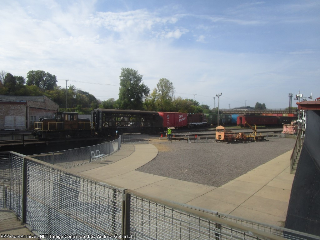 MNTX 10106, 454A, 454, Boxcars + Coaches